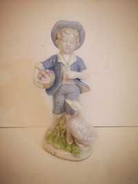 Porcelanowa figurka chłopca z gęsią