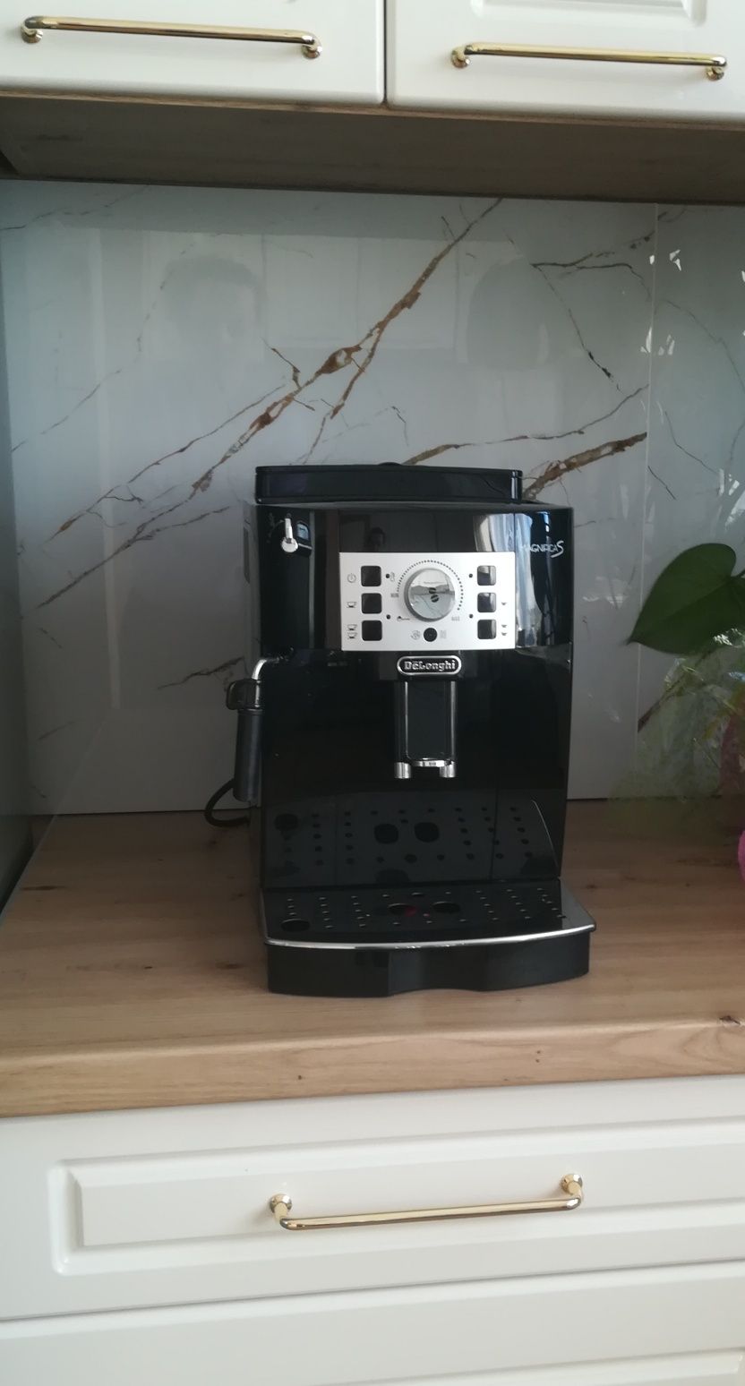 Cisnieniowy ekspres automatyczny DELONGHI Magnifica S ECAM 22.112.B