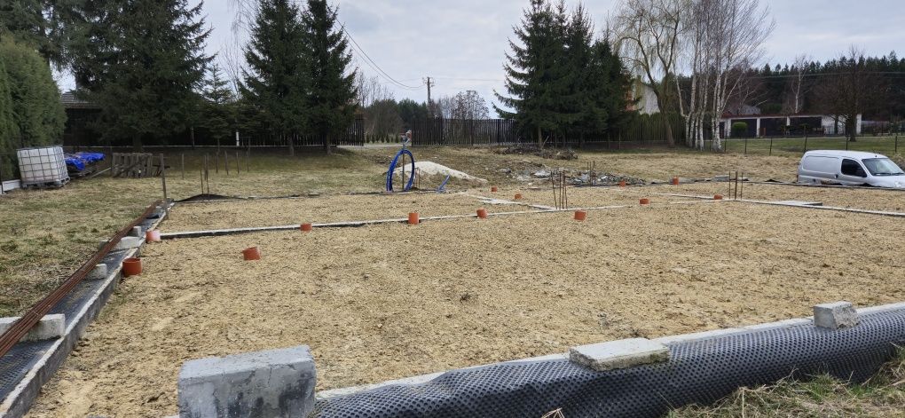 Działka budowlana z fundamentami