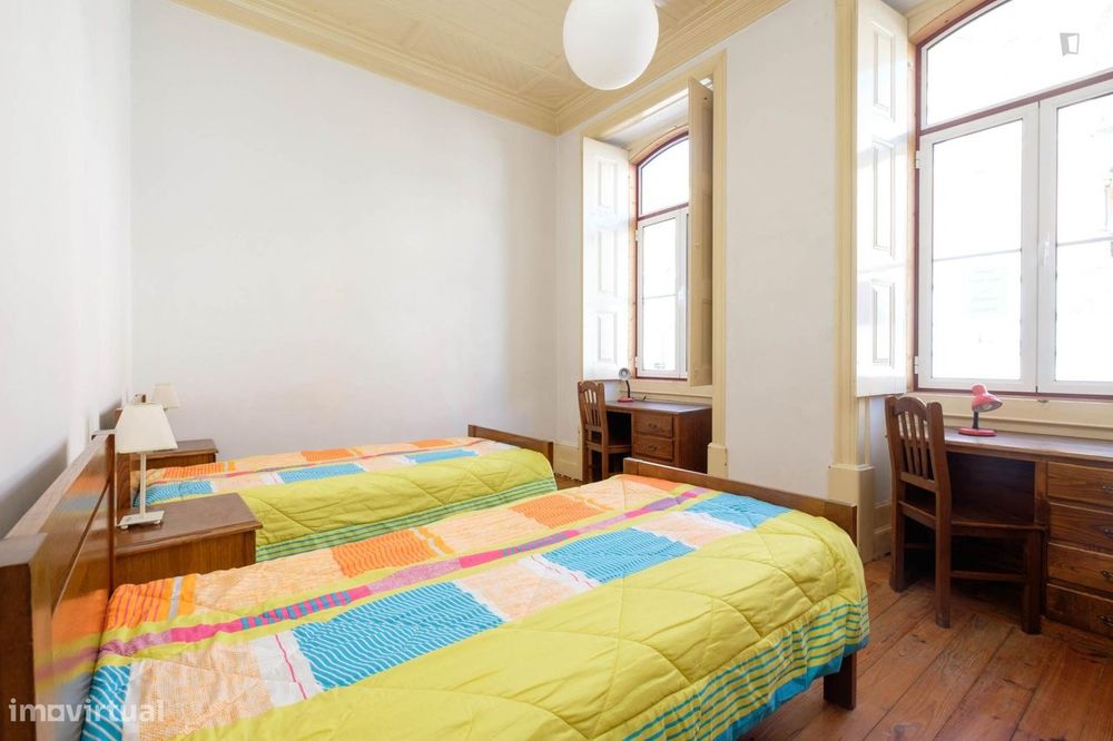 59450 - Quarto com duas camas de solteiro e com...