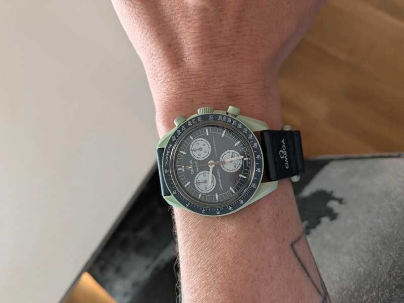 Omega x Swatch SO33G100 Earth - Zielony biokeramik z wzorem