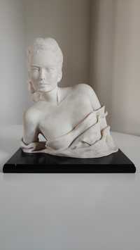 Rzeźba kobieta sygnowana