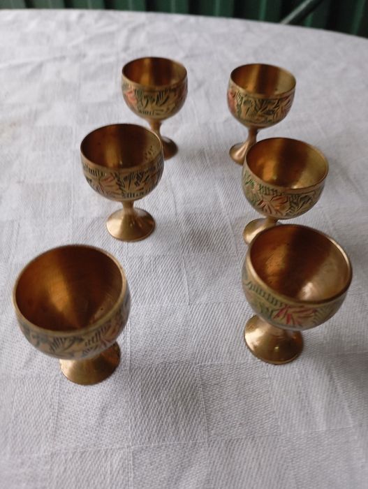 Bandeja, cálices e bule em latão