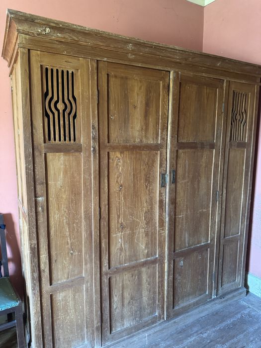 Roupeiro muito antigo para restauro