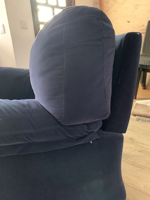 sofá de veludo azul