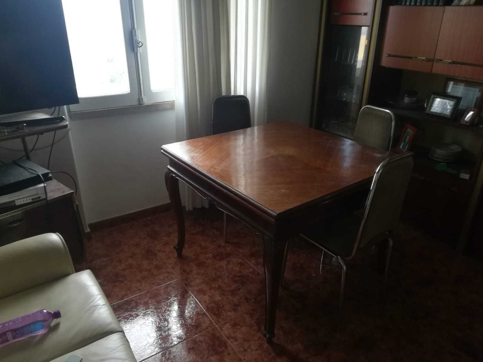 Mesa de madeira extensível + 4 cadeiras