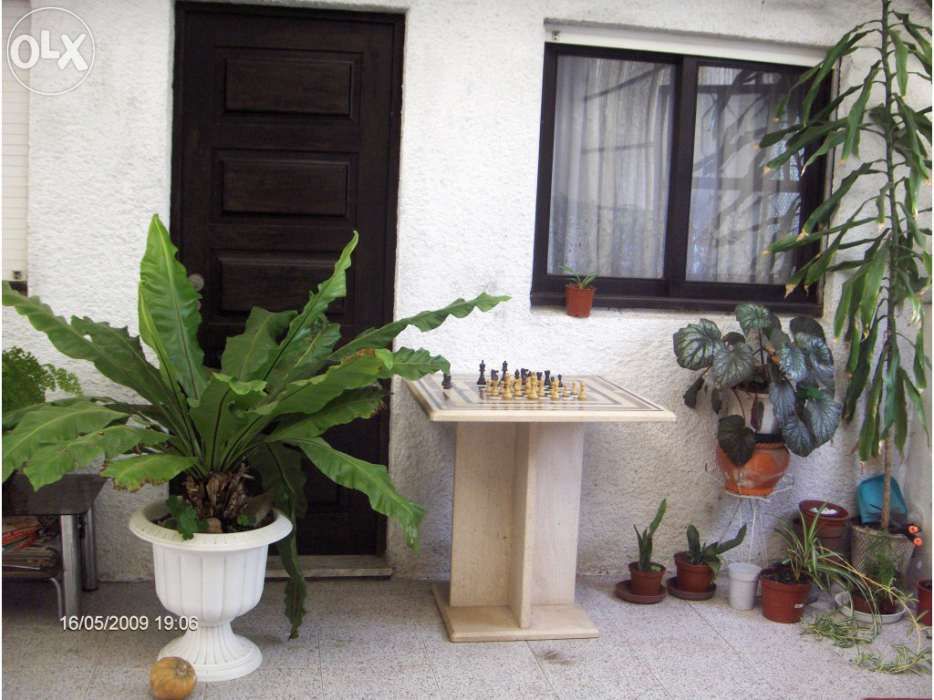 Mesa em pedra, com tabuleiro de jogo inserido