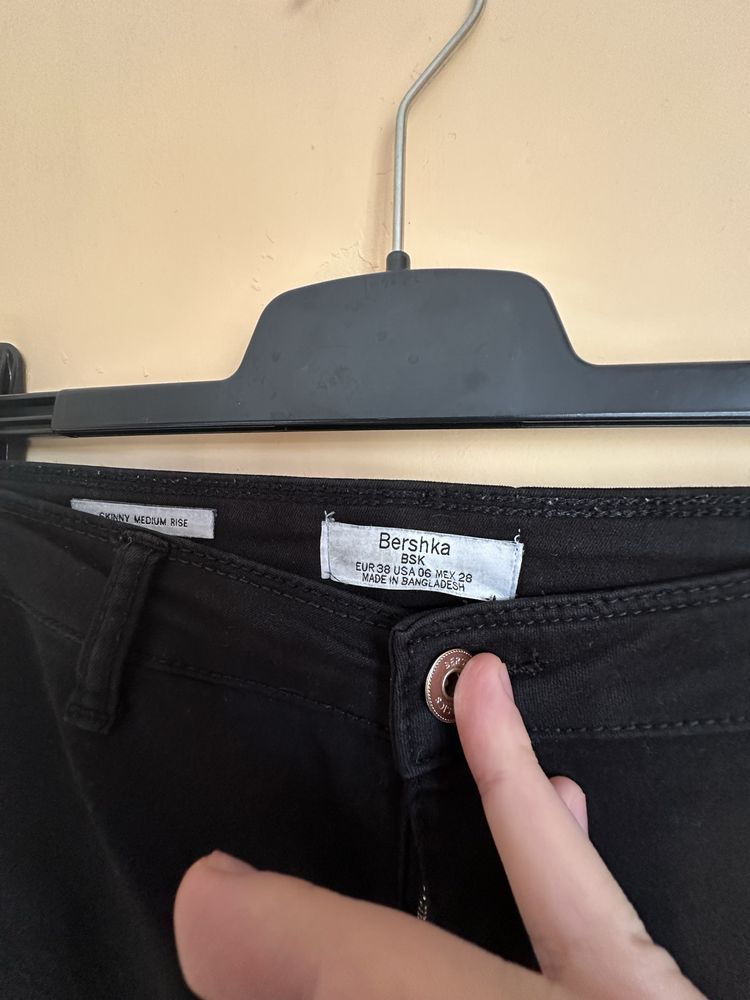 Czarne skinny jeans Bershka z czerwonymi lampasami