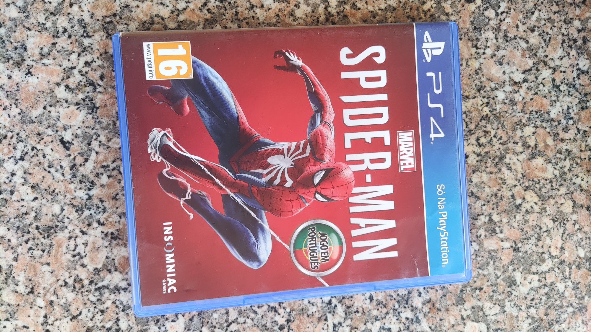 PlayStation 4 com dois comandos