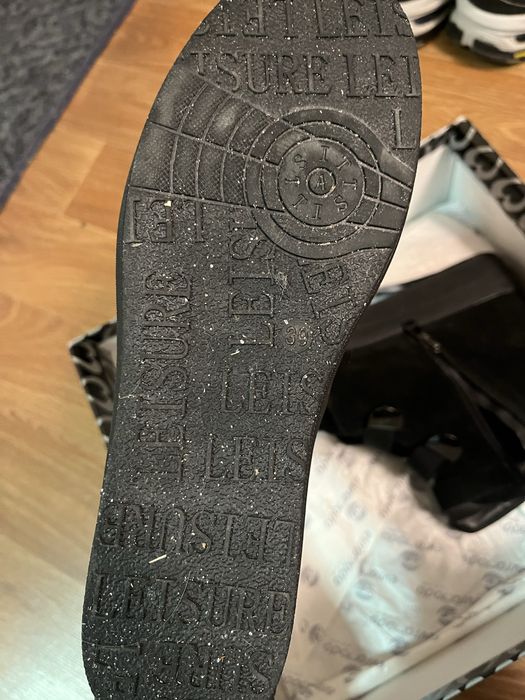 Продам зимові жіночі ботиночки , одягнуті пару разів