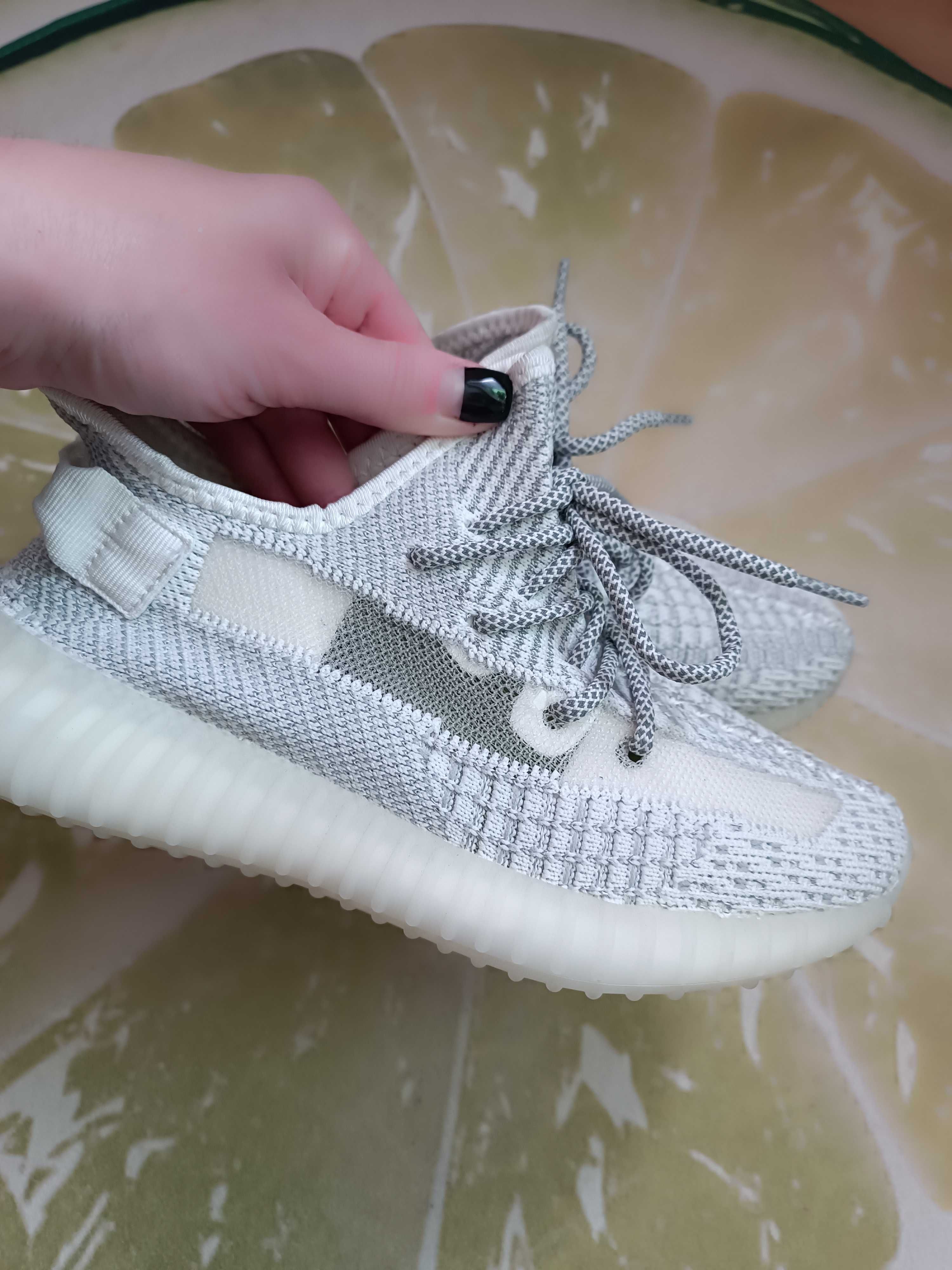 Крутые светлые кроссы Yeezy