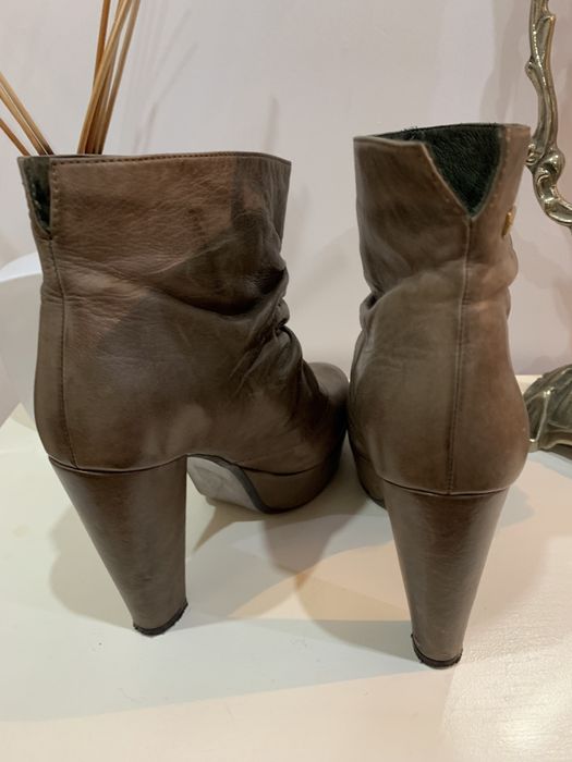 Botins camel em pele