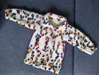 Ciepły beżowy sweter w kwiatuszki, robiony na drutach, ~ r. 122