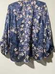 Blusa com tecido acetinado e decote em V