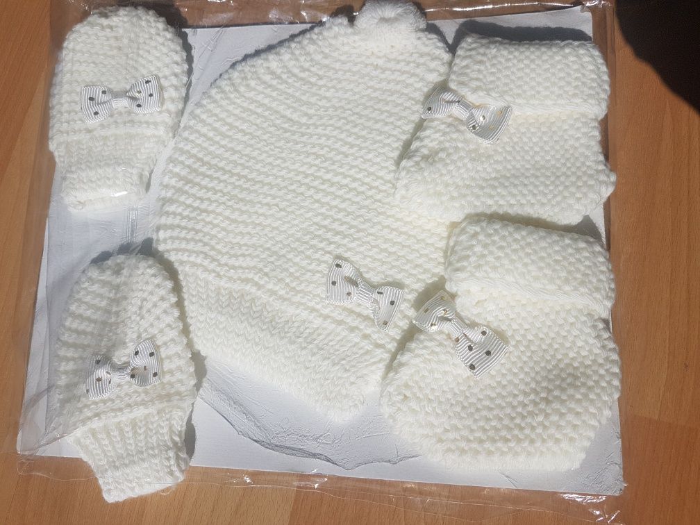 Uroczy set niemowlęcy czapeczka rękawiczki buciki