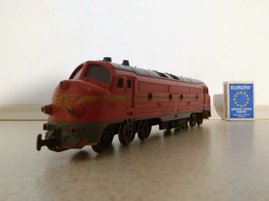 stara zabawka PRL lokomotywa spalinowa BR Gutzold Piko kolejka HO DDR