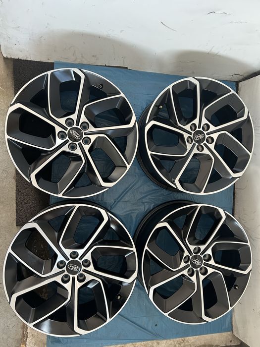 577 Felgi Aluminiowe FORD R 20 5x108 otwór 63,3 Bardzo Ładne Czarne