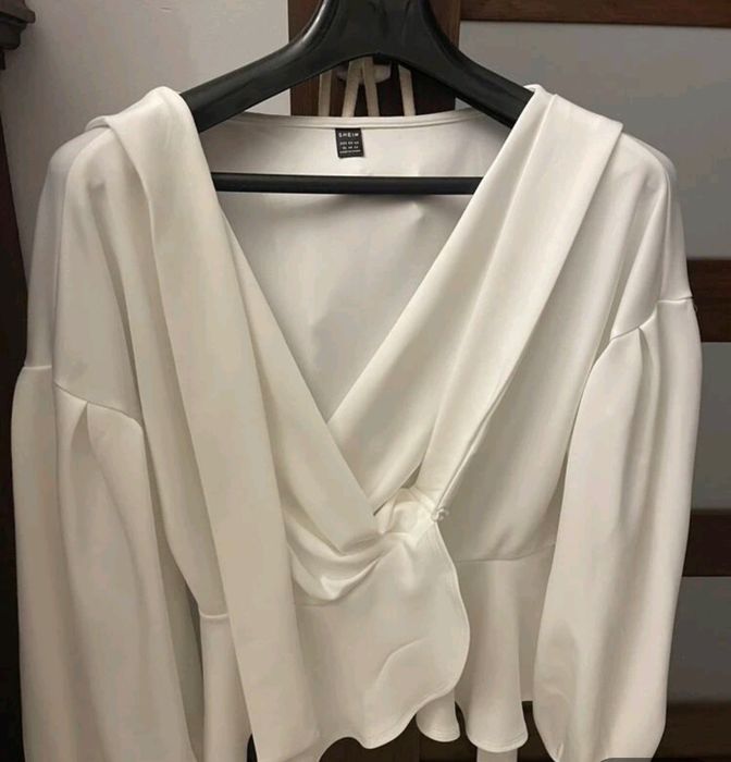 Śliczna bluzka kopertowa z baskinką rozmiar L