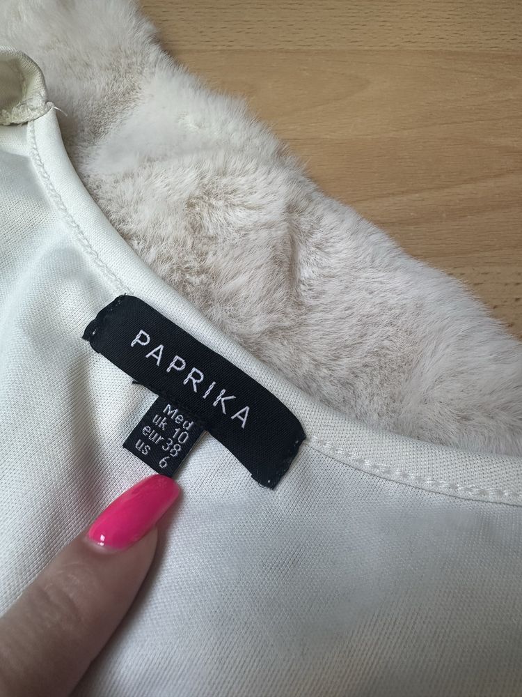 Elegancka sukienka z koronką M 38