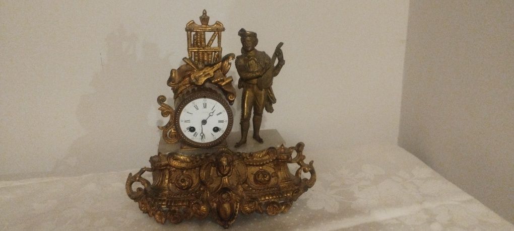 Piękny stary zegar wykonany z cynkalu