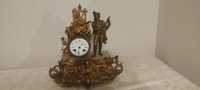 Piękny stary zegar wykonany z cynkalu