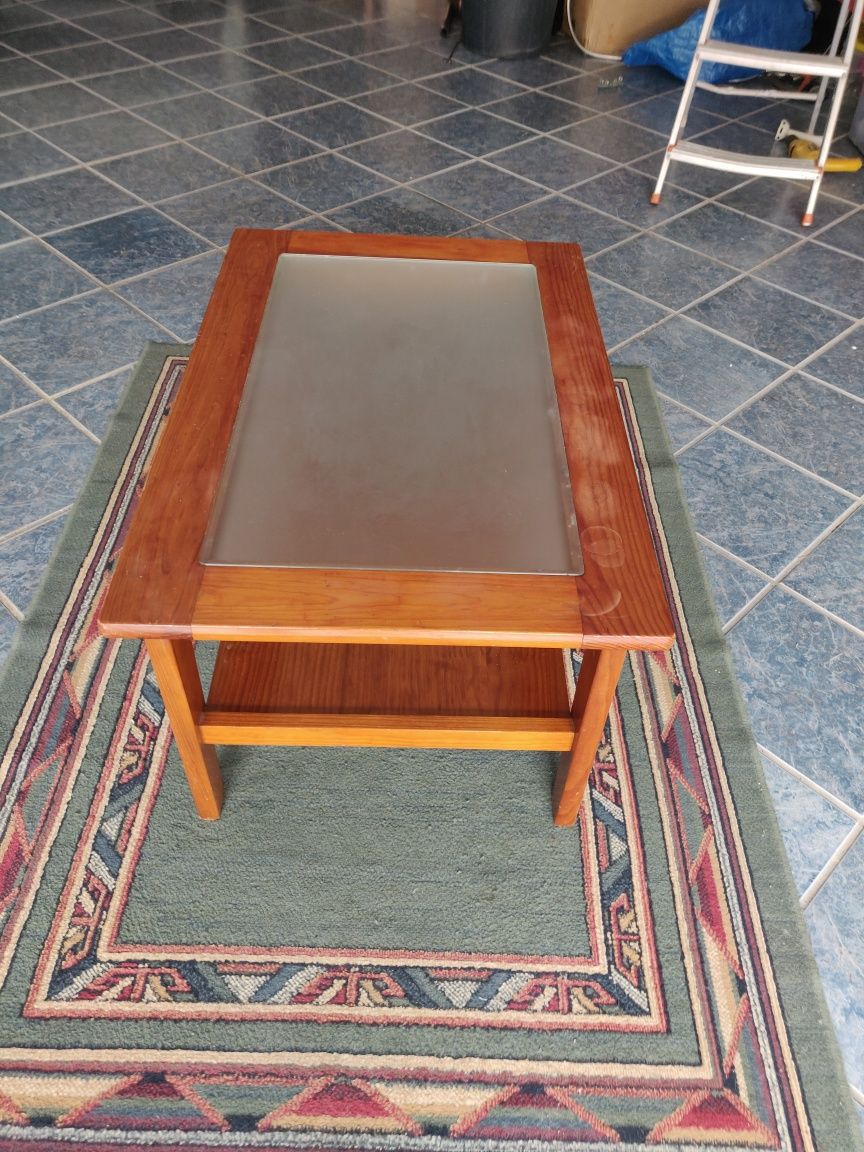 Mesa de centro com tampa de vidro