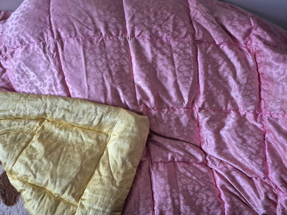ekskluzywna kołdra puchowa z adamaszku róż ze złotożółtym 150x200cm