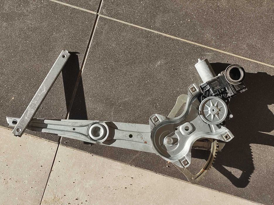 Podnośnik drzwi lewy toyota chr