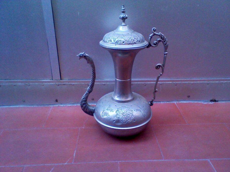 Anfora de metal para decoração