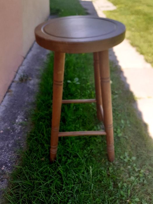 Stołki barowe hokery solidne  drewniane naprawdę warto.