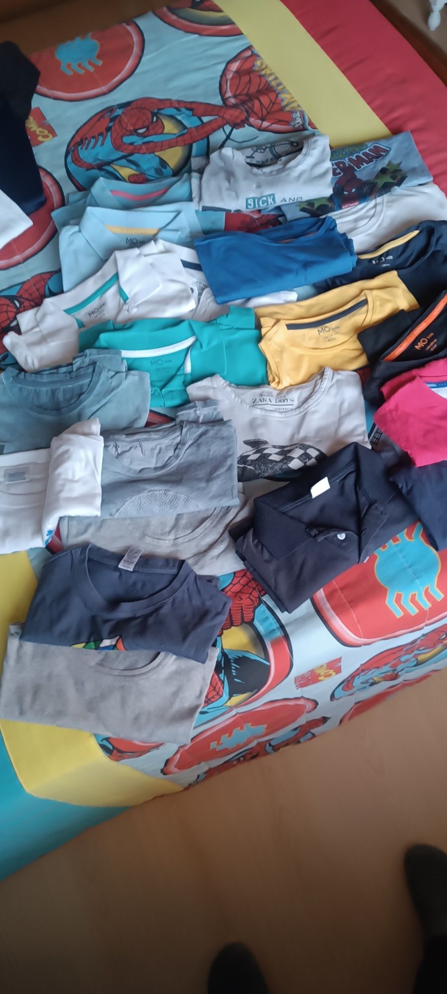T-shirts criança usadas , vendo tudo por 25 euros