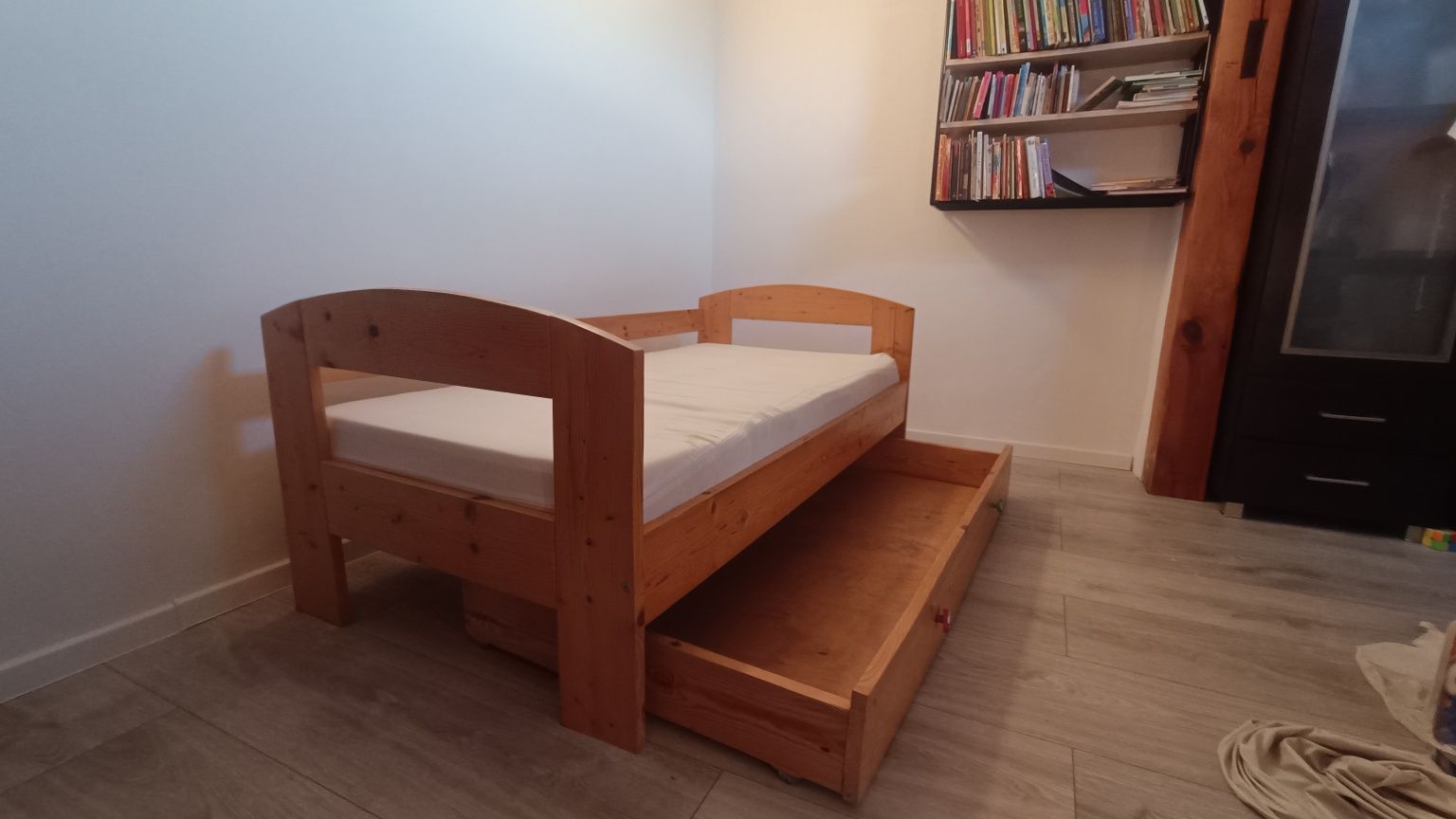 Drewniane solidne łóżeczko dziecięce
