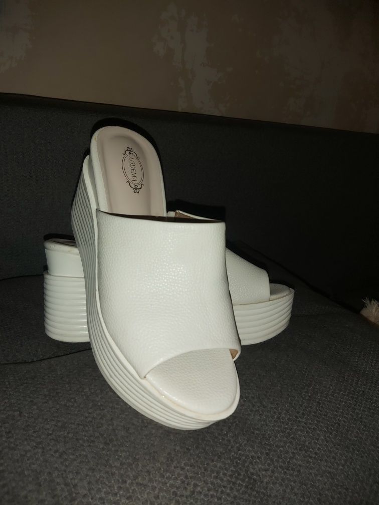 Продам белые шлепки