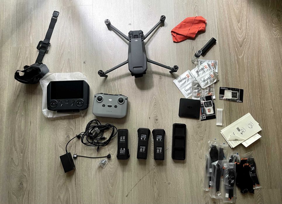 DJI Mavic 3 Fly More Combo + RC Pro