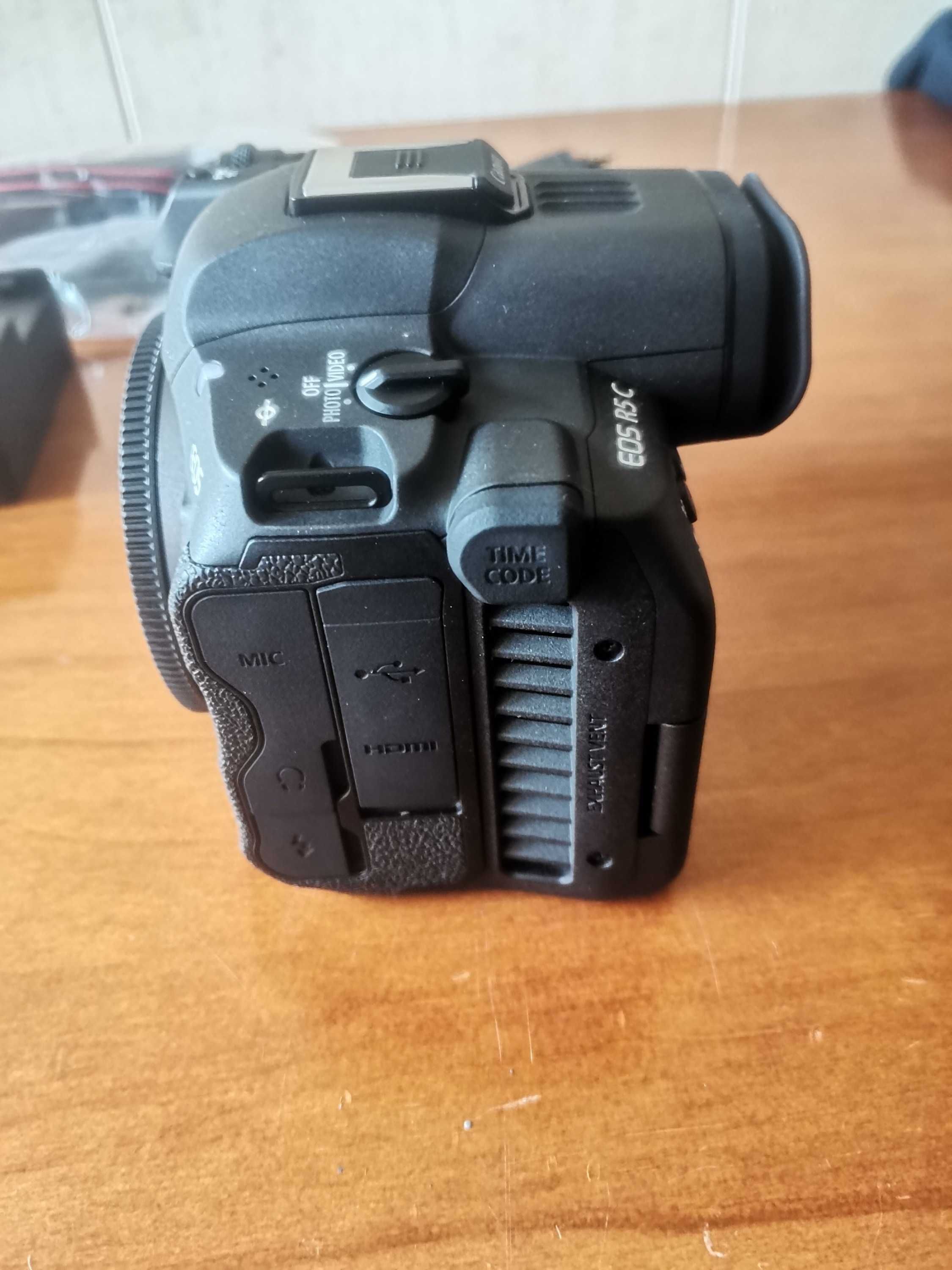 Canon R5 C 8K como nova