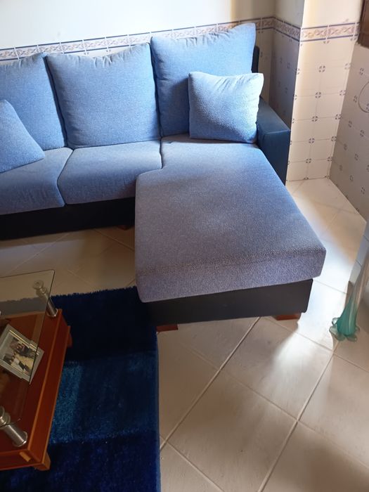 Sofá usado com algumas marcas.