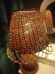 Piękna wiklinowa lampa