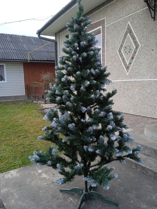 Продам ялинку,висота 210 см , була в користуванні 2 рази