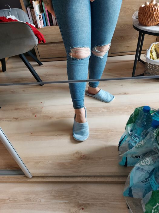 Dżinsy rurki z dziurami