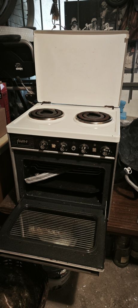 Kuchenka Elektryczna z Piekarnikiem "MIECZTA 8"