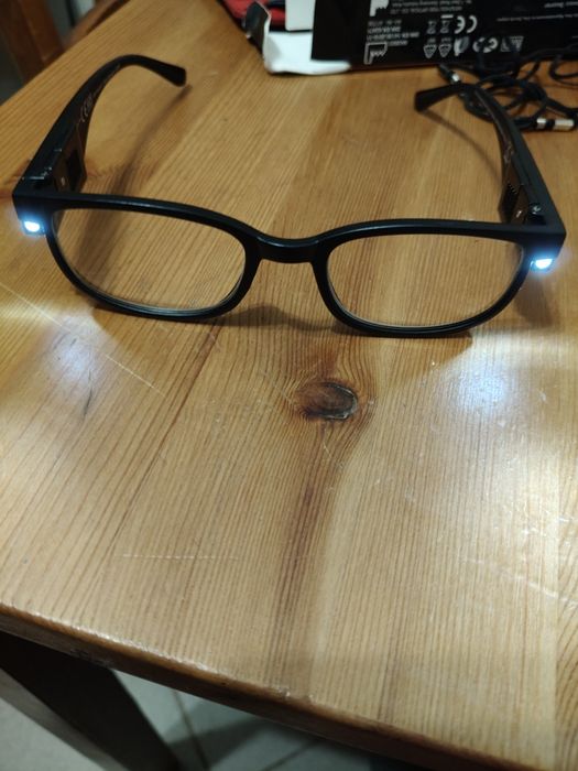 Okulary z lampką do czytania