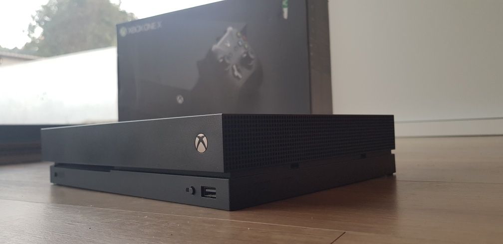 Xbox One X 1TB ＋ Comando Xbox Series X ＋ Cabo HDMI 2.1