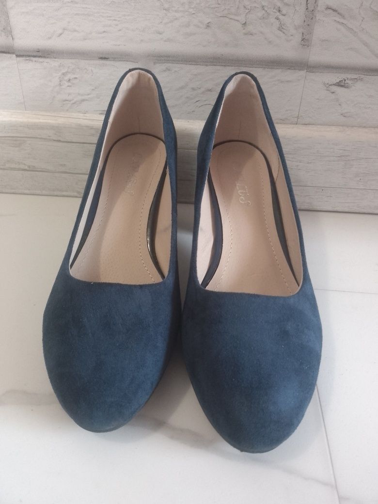 Granatowe buty na słupku