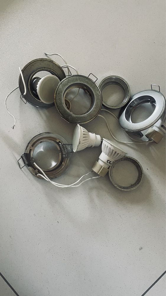Lampy halogenowe wpuszczane oczkowe z żarówkami LED
