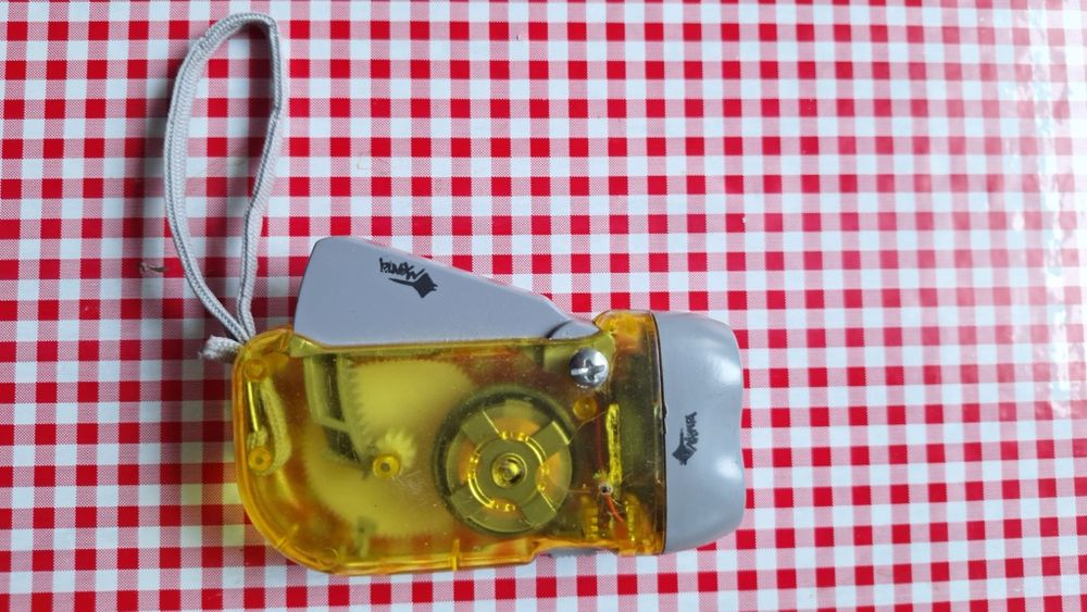 Latarka turystyczna ręczna na dynamo