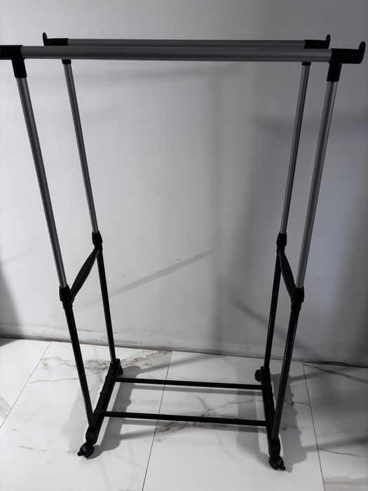 Wieszak stojący na kółkach