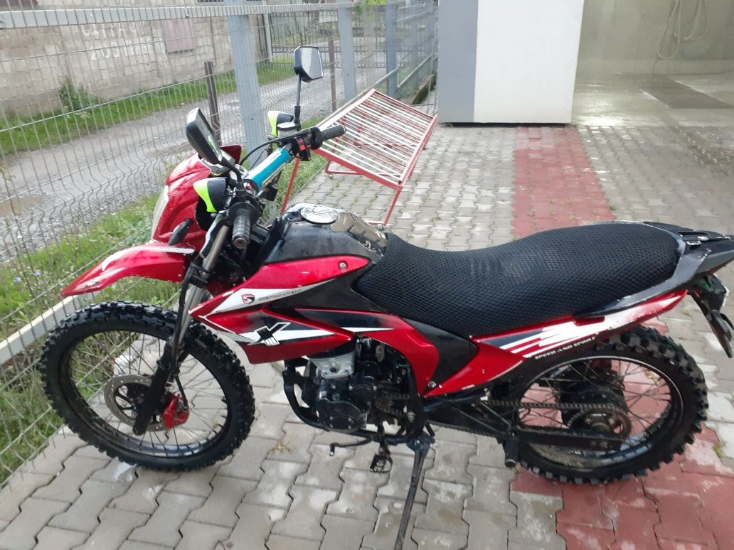 Продам моторку Spark 200cc