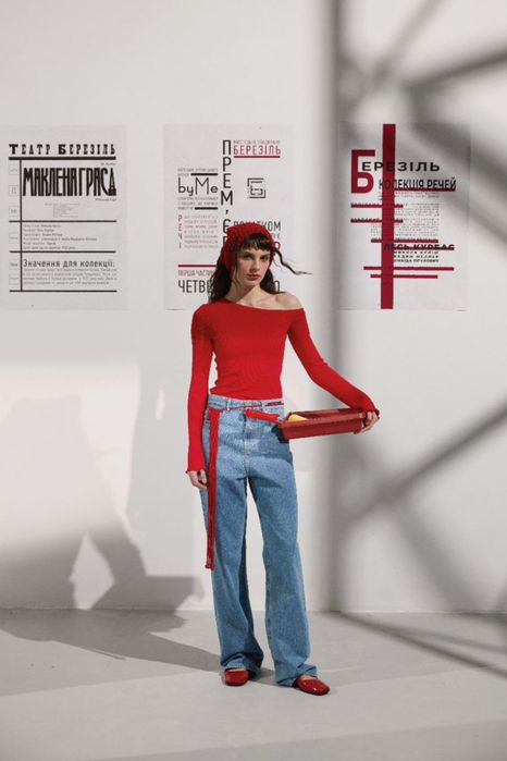 Червоний лонгслів tm byMe зі спущеним плечем