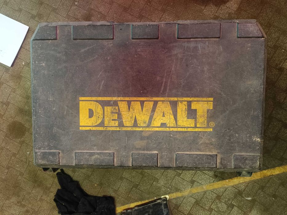 Młot udarowy DeWalt D25602, idealny dla hobbystów czy majsterkowiczów