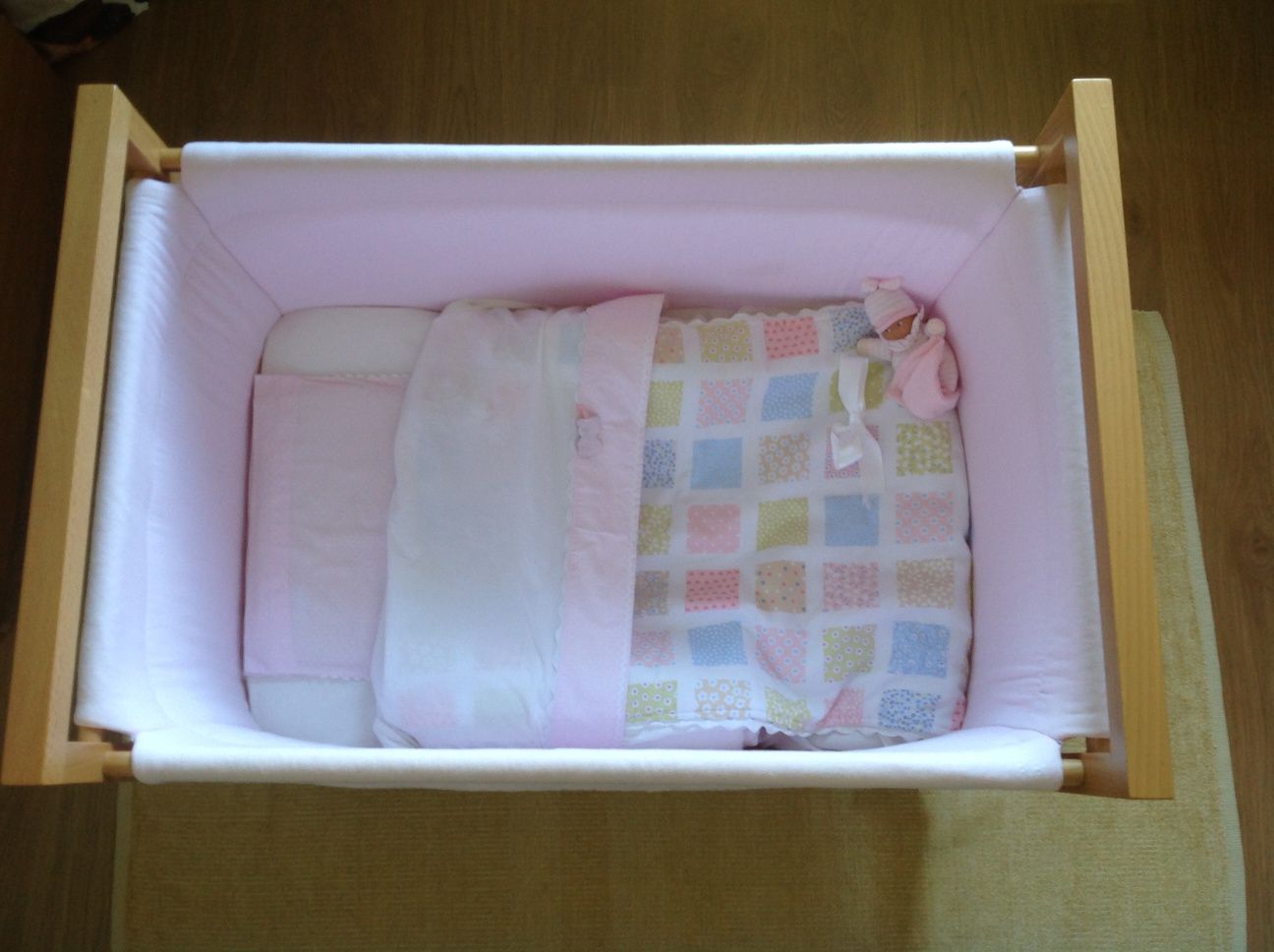 Mini-cama bebé com uma forra de menino ou menina